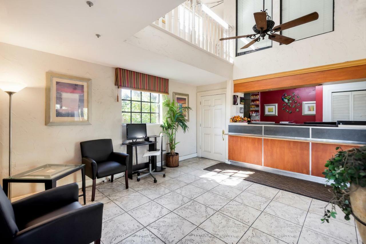 Econo Lodge Palm Harbor - Clearwater エクステリア 写真